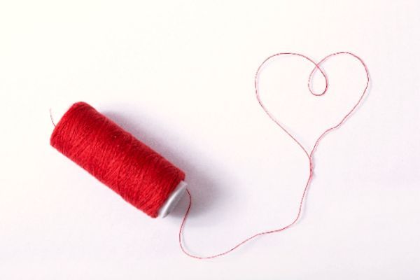 運命の赤い糸をたぐり寄せ運命の恋をつかむ10の方法