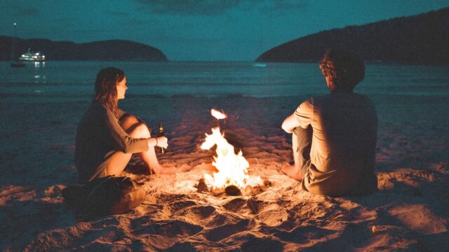 カップル 夜の海辺 ビーチ 浜辺 焚き火 デート