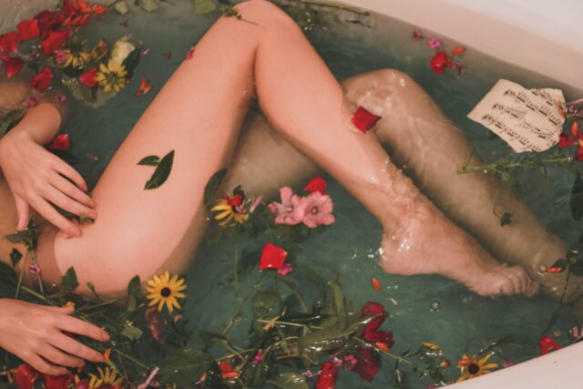 お風呂に入る女性 アロマ ハーブ 花