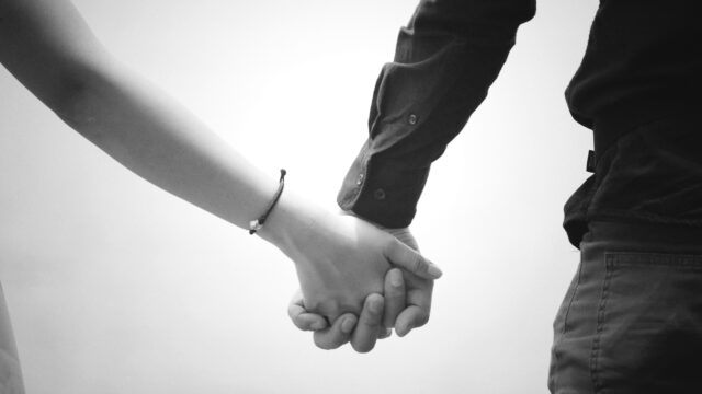 カップル 手を繋ぐ 恋人繋ぎ