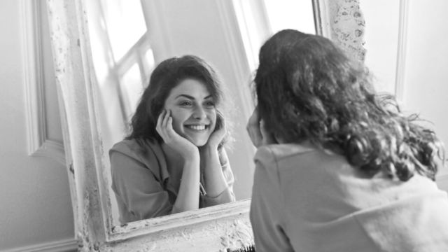 鏡を見る女性 笑顔