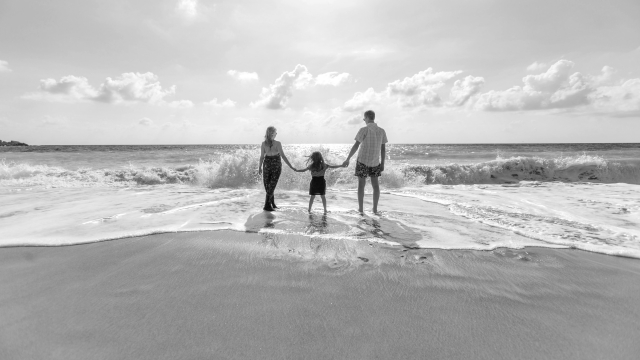 家族で海にお出かけ ビーチ 浜辺 手をつなぐ