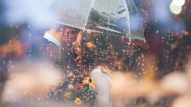 カップル 結婚式 雨 傘