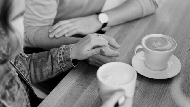 カップル カフェ 手を握る スキンシップ